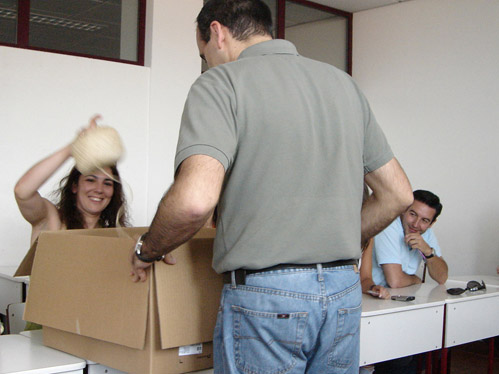 Um dos exerccios do Oficina de Criatividade consistia em retirar da caixa um objecto. Com eles os participantes criaram uma forma de promover a universidade
