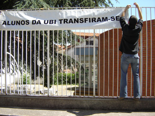 Bruno Carneiro afixa uma das faixas junto  sede da AAUBI