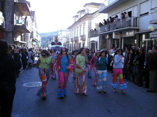 Nas ruas da vila foram muitos os que assitiram aos desfiles
