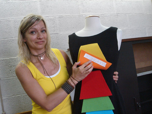 Madalena Sena desenvolveu etiquetas em Braille para as sete cores do arco-ris