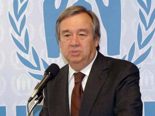 António Guterres recebe a distinção na Faculdade de Ciências da Saúde (Foto retirada de: http://www.unhcr.org/)