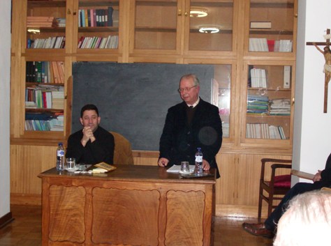 Professor José Rosa do lado esquerdo e o padre Fernado Brito do lado direito