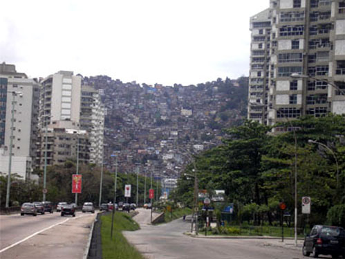 O contraste carioca: apartamentos de milhões em largas avenidas dividem a paisagem com as grandes favelas nos morros.