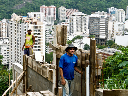 Oficialização do gueto: a construção de muros avança nas favelas cariocas