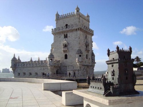 Torre de Belém e sua miniatura: atrações de Lisboa