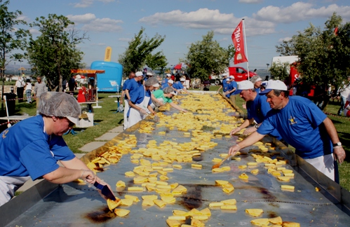 A omelete gigante foi confeccionada numa sertã de 20 metros de comprimento e dois de largura.