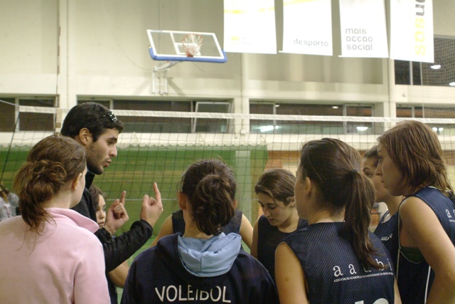 André Silvestre, a dar indicações à equipa feminina de voleibol da AAUBI