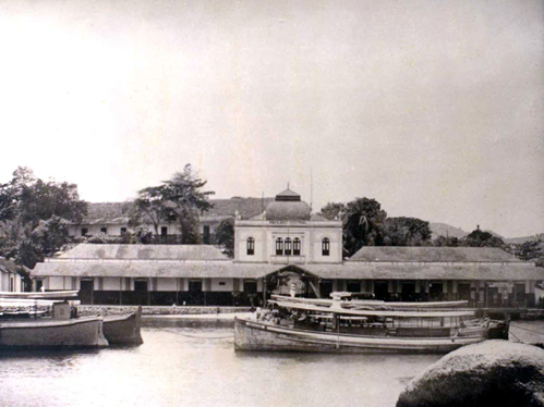 Pavilhão principal da Hospedaria dos Imigrantes da Ilha das Flores no início do século XX.