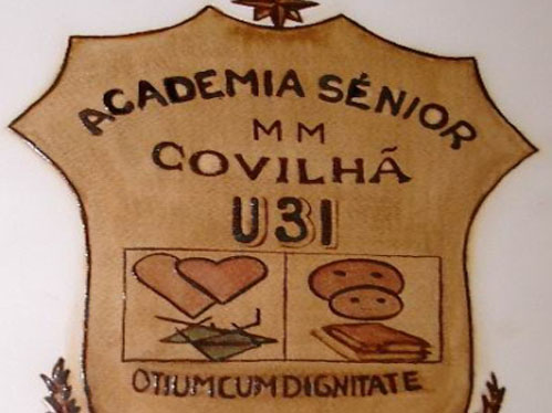 Emblema da Academia Sénior da Covilhã, disponível na sala de convívio.