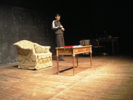 Eduardo Ribeiro divide-se em sete personagens na peça