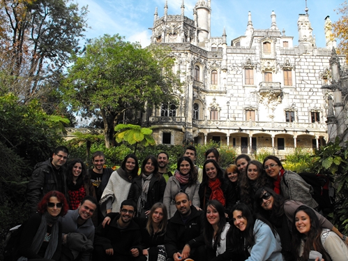 Um grupo de estudantes Erasmus em frente do Palácio da Regaleira