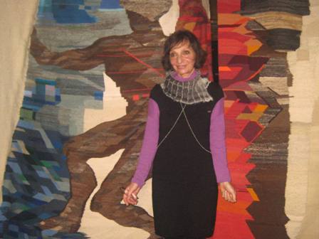 Maria Altina Martins junto à sua peça de três metros e meio - DINAMENE.