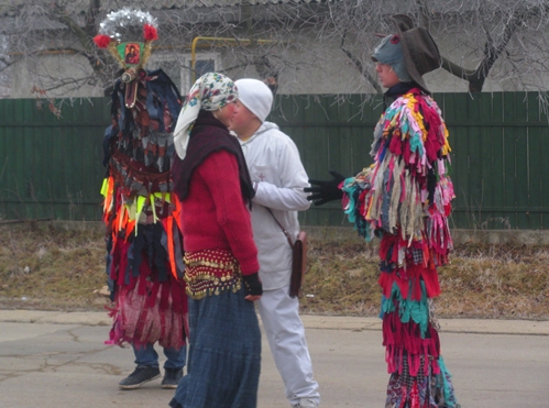 Mascarados na rua duma aldeia da Roménia