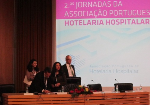 As jornadas sobre o tema hotelaria na saúde abriram com a Presidente da Associação Portuguesa de Hotelaria Hospitalar APHH Maria João Lino.