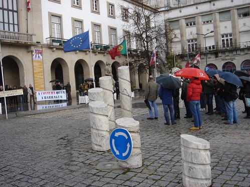 Os dois grupos manifestaram-se na praça do município