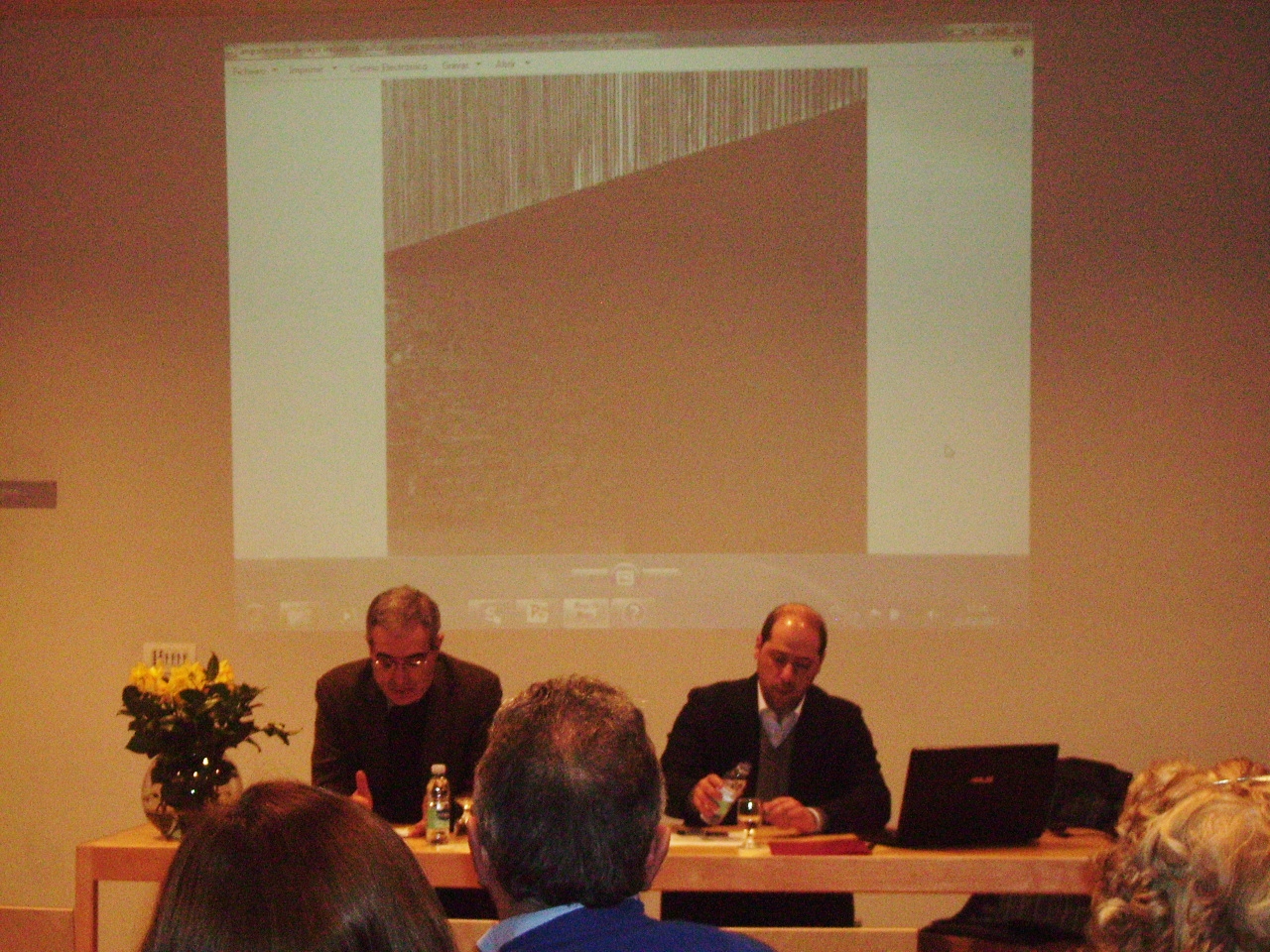 Prof. Santos Pereira (à esquerda) a introduzir o tema e o trabalho de Francisco Paiva (à direita)