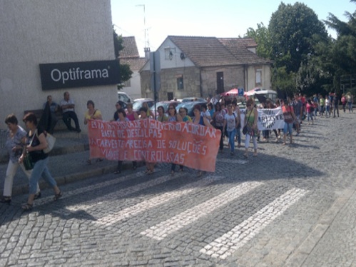 Os trabalhadores da Carveste manifestaram-se frente à Câmara de Belmonte