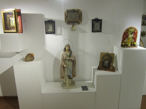 Uma exposição onde se podem ver registos dedicados a vários santos católicos.