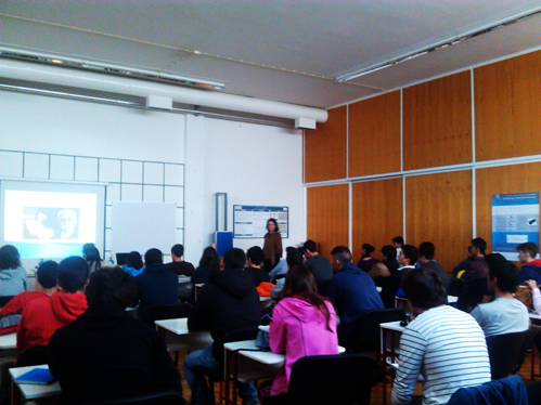 Teresa Rocha discursa perante o auditório, composto por alunos de Ciências do Desporto.