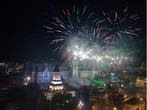 Fogos de artifício em frente do Palácio da Cultura, na cidade de Iași (Photo: Ozolin Dușa)