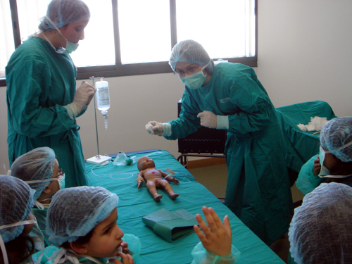 Ao longo do percurso, as crianças vão contactar com várias especialidades, como cirurgia 