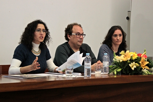 A professora Cristina Vieira, o presidente do Departamento de Letras Paulo Osório e a autora Célia Bonifácio