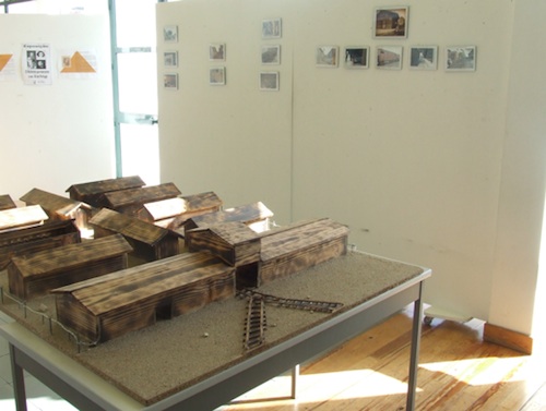 A mostra inclui fotos e uma maqueta do campo localizado na Polónia