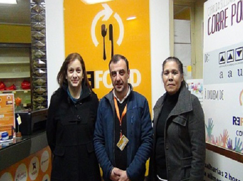 Os voluntários Ana Tavares, Rui Macedo e Gertrudes Rocha depois de um dia de trabalho voluntário na Refood.