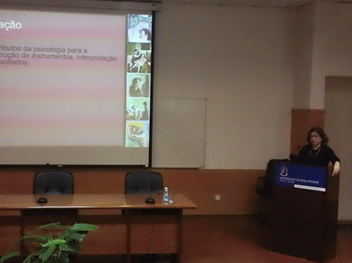 Luísa Barros durante o seminário de Psicologia na UBI