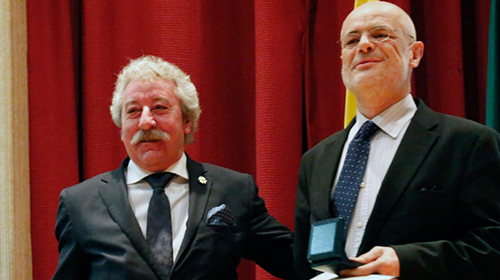 O reitor, António Fidalgo, recebeu a medalha pelas mãos do autarca de Manteigas