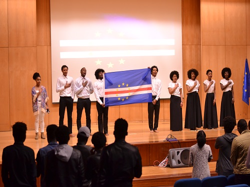 Alunos levantam-se para cantar o hino nacional de Cabo Verde (foto de João Alves Correia)