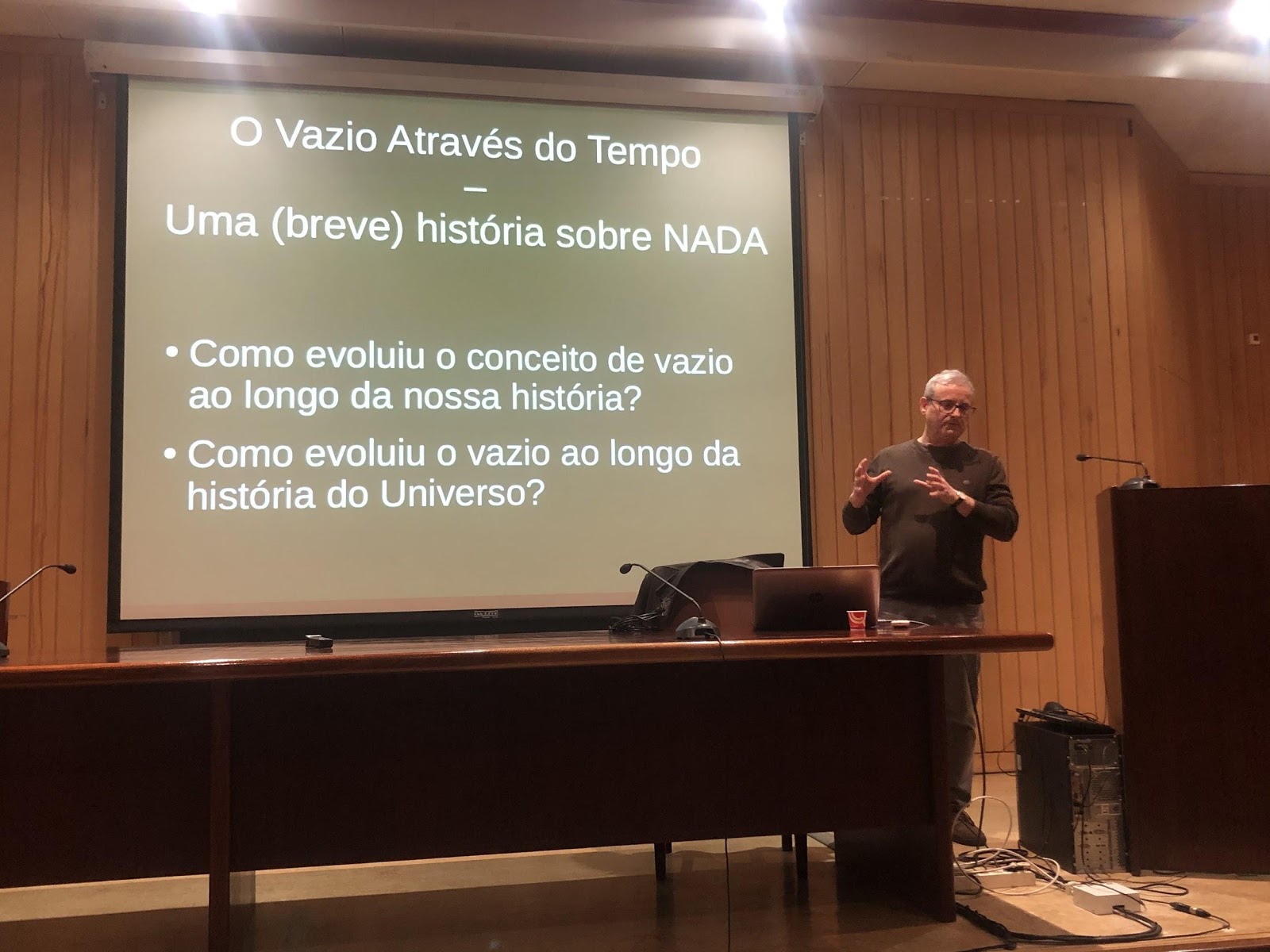 O docente Paulo Parada inicia a palestra à platéia