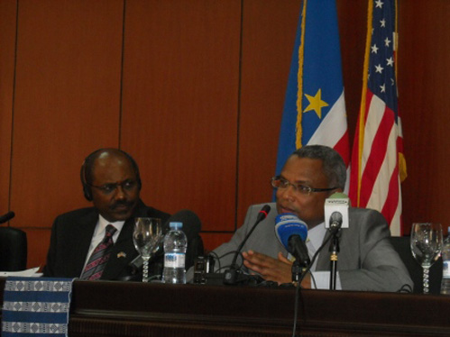 Primeiro-ministro de Cabo Verde, Jos&eacute; Maria Neves, e Daniel Yohannes, da MCA