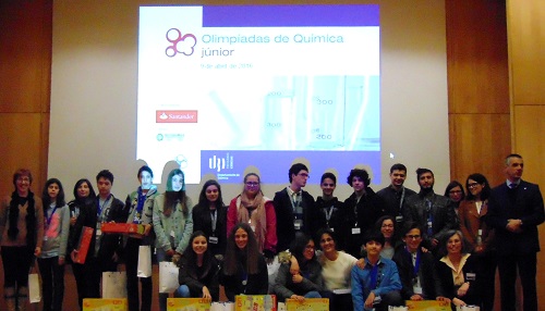 Alguns dos participantes acompanhados por docentes e organizadores das Olimpíadas de Química Júnior