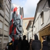 Turistas observam obra que retrata morador da zona histórica da Covilhã
