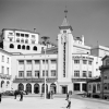 Fotografia antiga do centro da Covilhã, com o Teatro-Cine ao fundo
