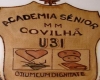 Emblema da Academia Sénior da Covilhã, disponível na sala de convívio.