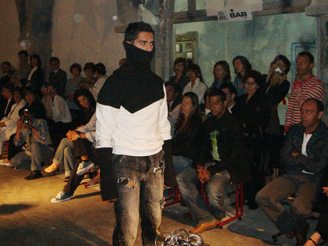 Uma das peas em desfile no Deconstruted Fashion Lab, Sbado  noite no Sanatrio