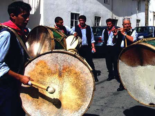 O grupo festejou o seu aniversrio com diversas actuaes na freguesia