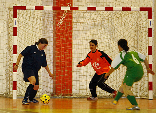 No jogo frente  Universidade de Aveiro, a equipa da AAUBI (equipamento azul marinho) venceu  por 2-1