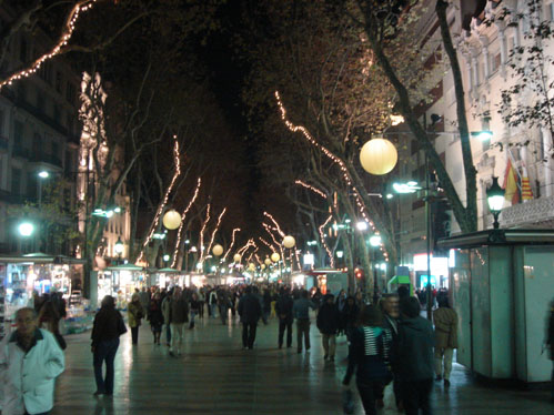 Las Ramblas de Barcelona, principal avenida y atraccin turstica de la ciudad, se viste de Navidad durante estas fechas.