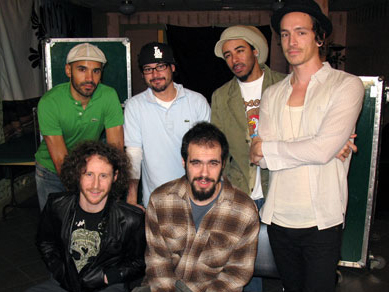 Carlos Oliveira com os Incubus, em L.A. (foto: Access Hollywood)