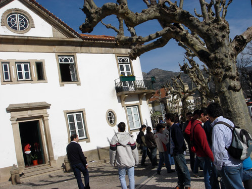 Os alunos da EPABI manifestaram-se junto  s instalaes da escola