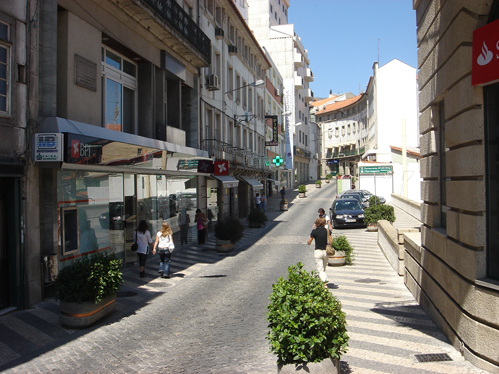 A retirada dos pinocos na Rua Direita  elogiada pelo comerciantes, que contudo afirmam ainda haver muito por fazer naquele local