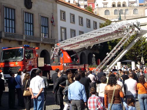 A auto-escada est j ao servio dos Bombeiros da Covilh