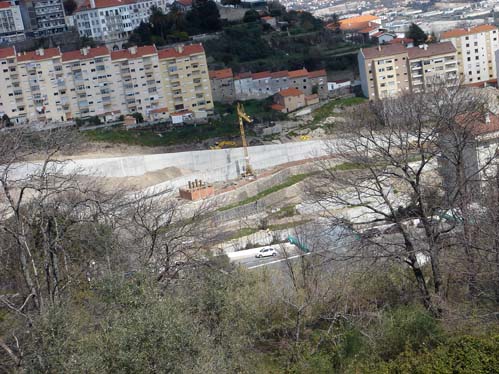 O Parque da Goldra tem a sua concluso adiada devido aos diversos muros que tm de ser construdos