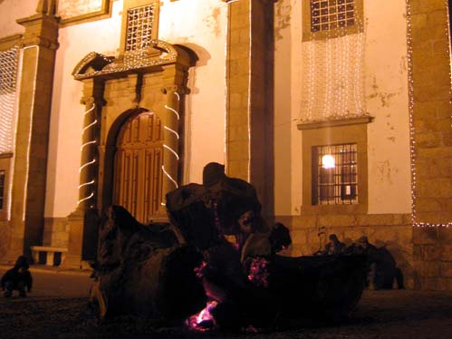 O madeiro aquece o natal dos idanhenses