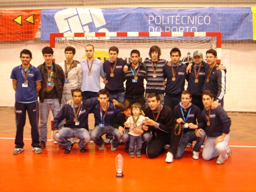 A equipa da AAUBI com as medalhas de bronze