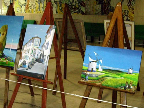 Um conjunto de pinturas tcteis est patente no Hospital Pro da Covilh