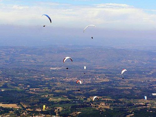 A aldeia histrica de Linhares voltou a ser palco de um festival de parapente